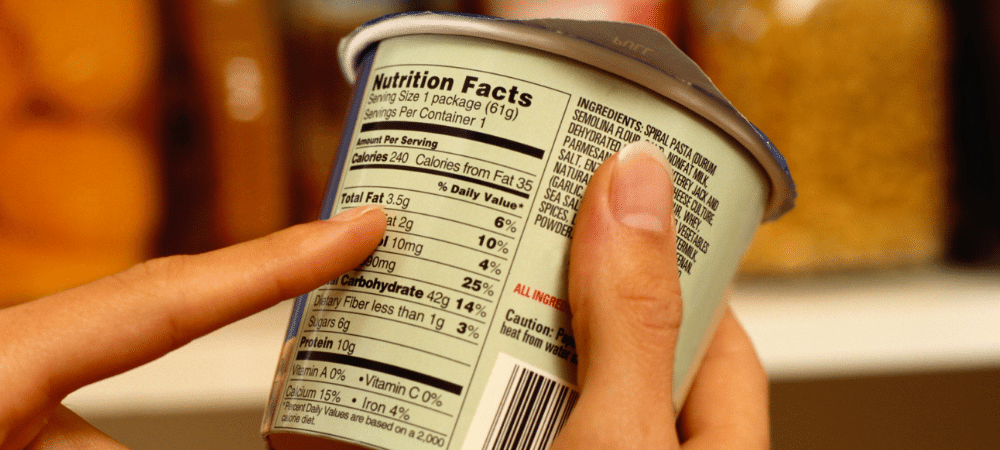 Lecture attentive des étiquettes des produits alimentaires